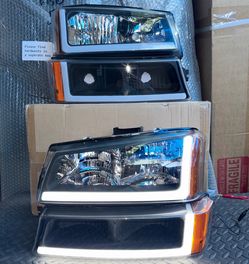 Chevy Silverado / Avalanche 2003 to 2006 Black Housing LED Headlights