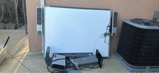 SMART Board Interactive Whiteboard with Projector