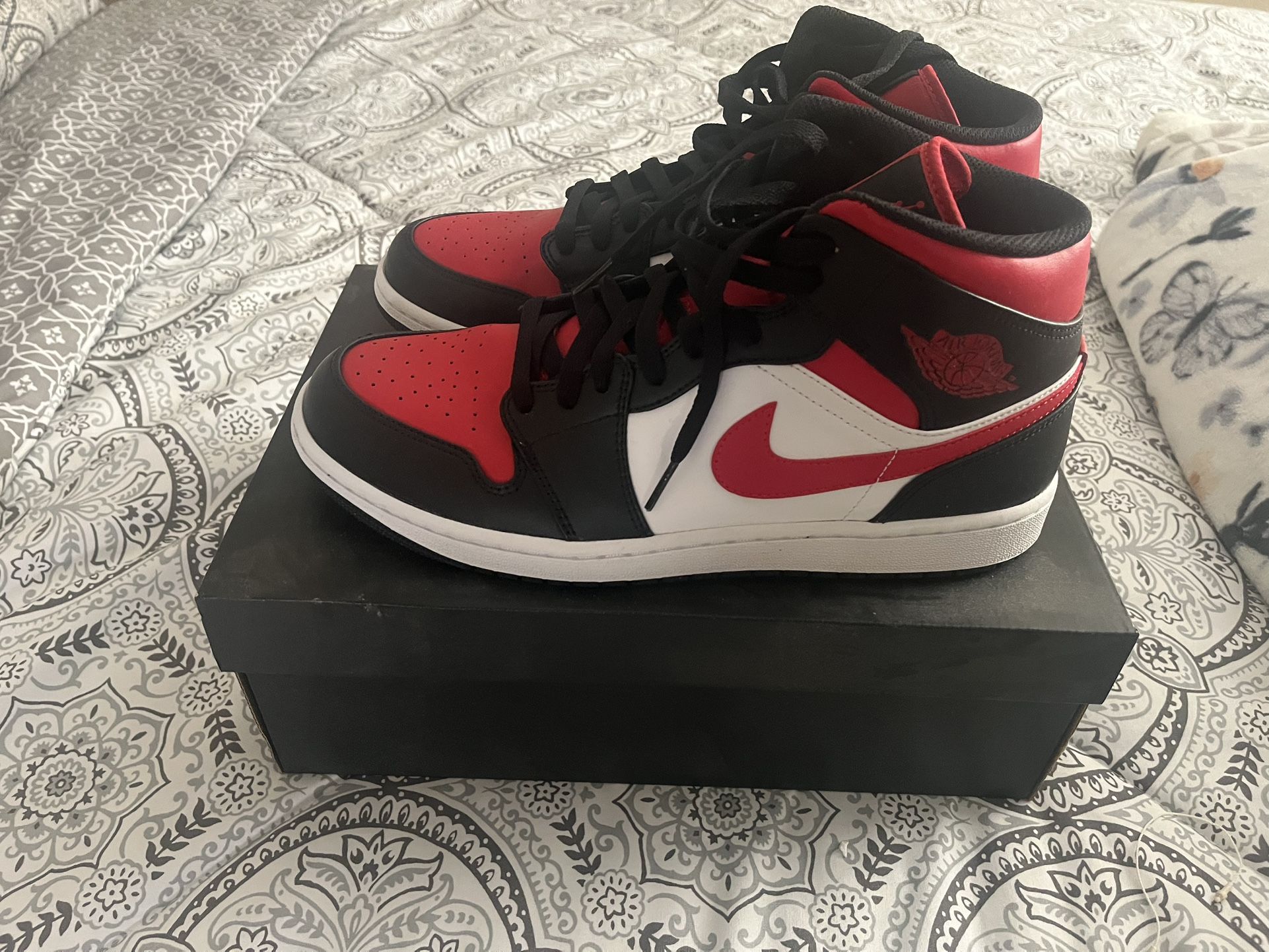 Jordan 1 Mids