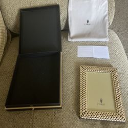 L’objet photo frame in 24 kt gold and platinum. 4x6 