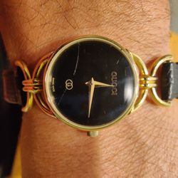Ladies Authentic Vintage Gucci Watch 