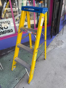 LIKE NEW WERNER 4 FOOT YELLOW FIBERGLASS LADDER