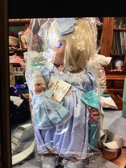 Precious moment   vinyl doll with mini Cinderella and mini fairy god mother D23 exclusive