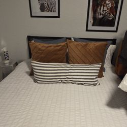 Queen Metal Bedframe W. Headboard