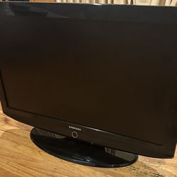 32” Samsung TV – HDMI & AV Inputs