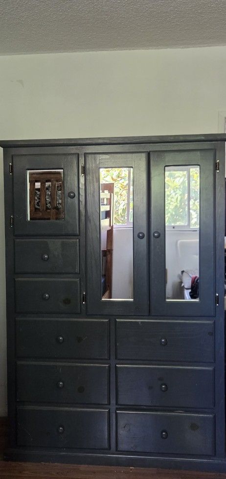 Wardrobe/armoire In Good Condition.