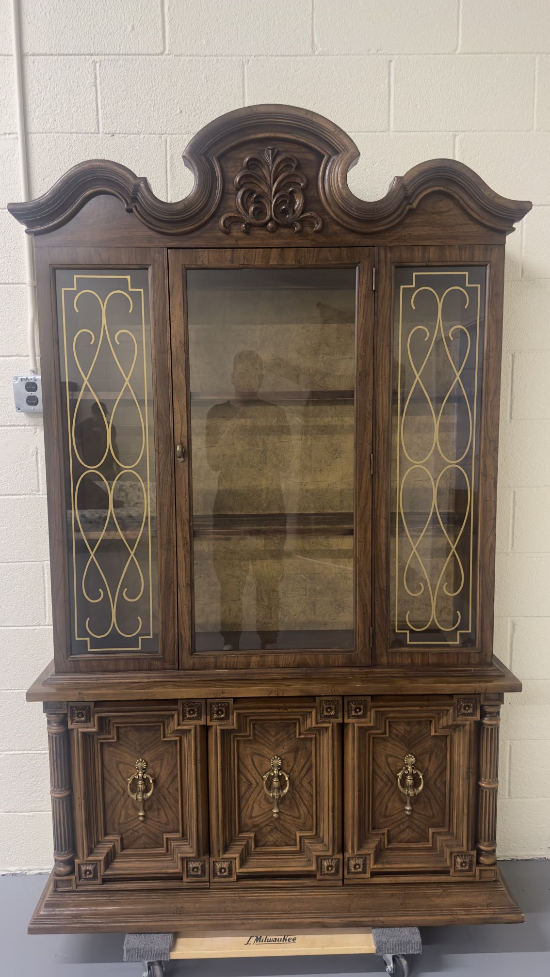 CHINA  CABINET ++ PRICE OFFERS ENCORAGED