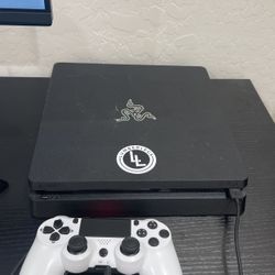 PS4 Slim 
