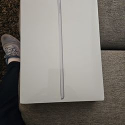 Ipad  (6th Generation) Free Keyboard And Case