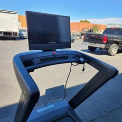 FULLERTON - 2025 Model Nordictrack Commercial 2450 14MPH max speed- 24" screen - 1600$