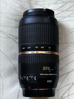 Ef   70-300mm f/4-5.6 Di VC USD telephoto zoom lens.