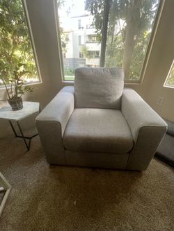 2 Oversized Living Spaces Isabella II Chairs for Sale in Good Condition