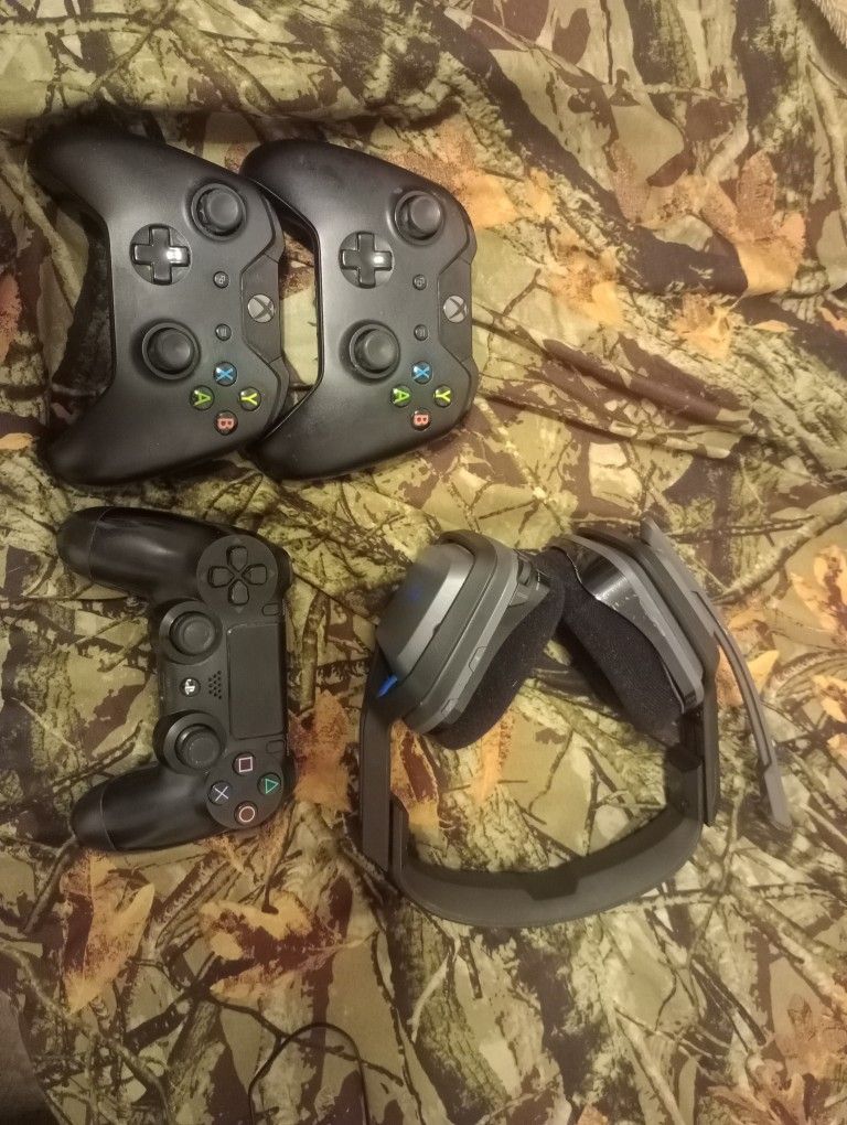 PS4 And Xbox Controllers And Astro Headset