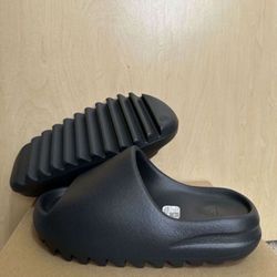 Adidas Yeezy Slide Onyx Black HQ6448 Size 4 Brand New