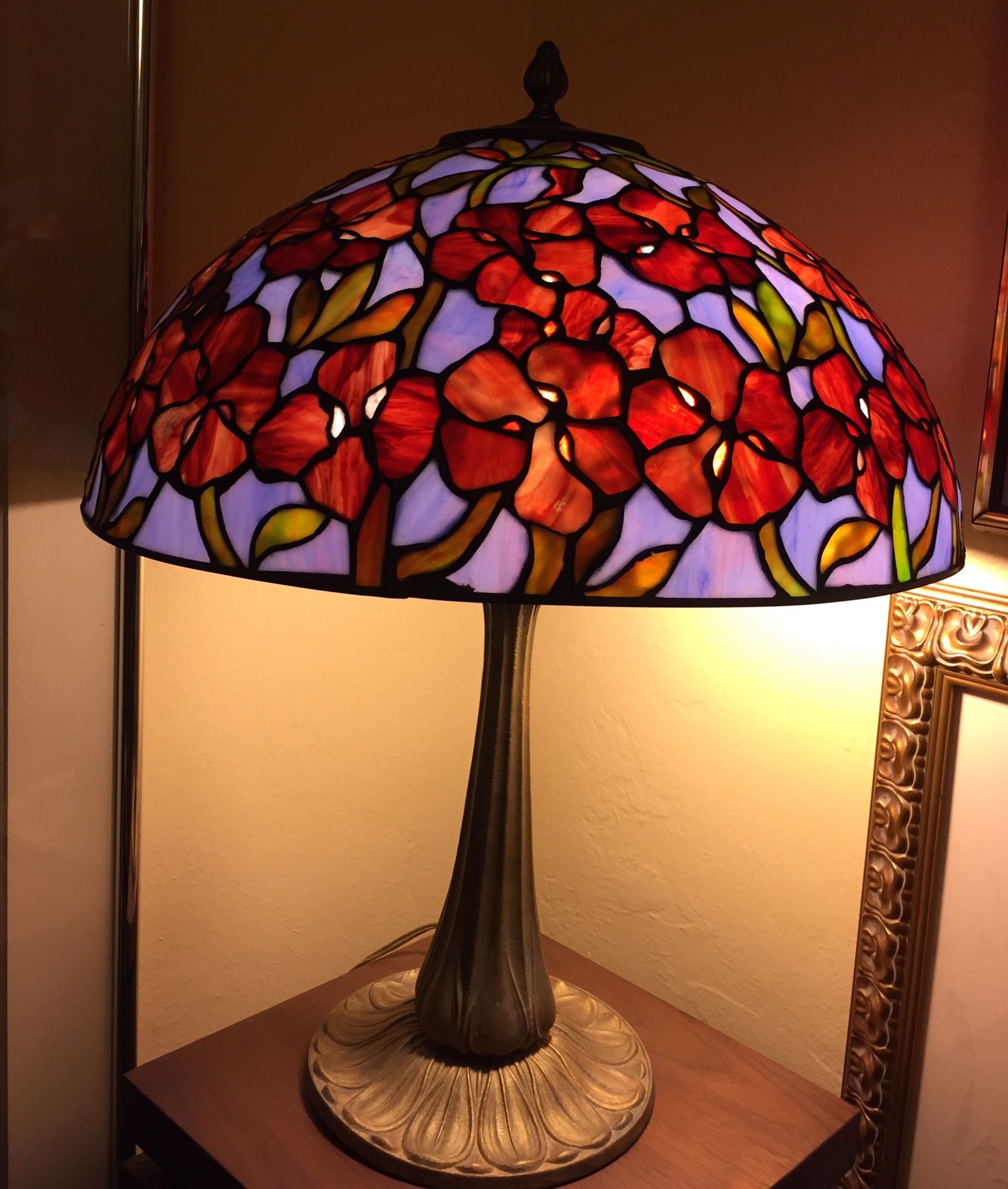 Antique stained glass Tiffany style table lamp. Please check my other items