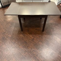 Extendable Dining Table – Seats 4–6 – Delivery Available