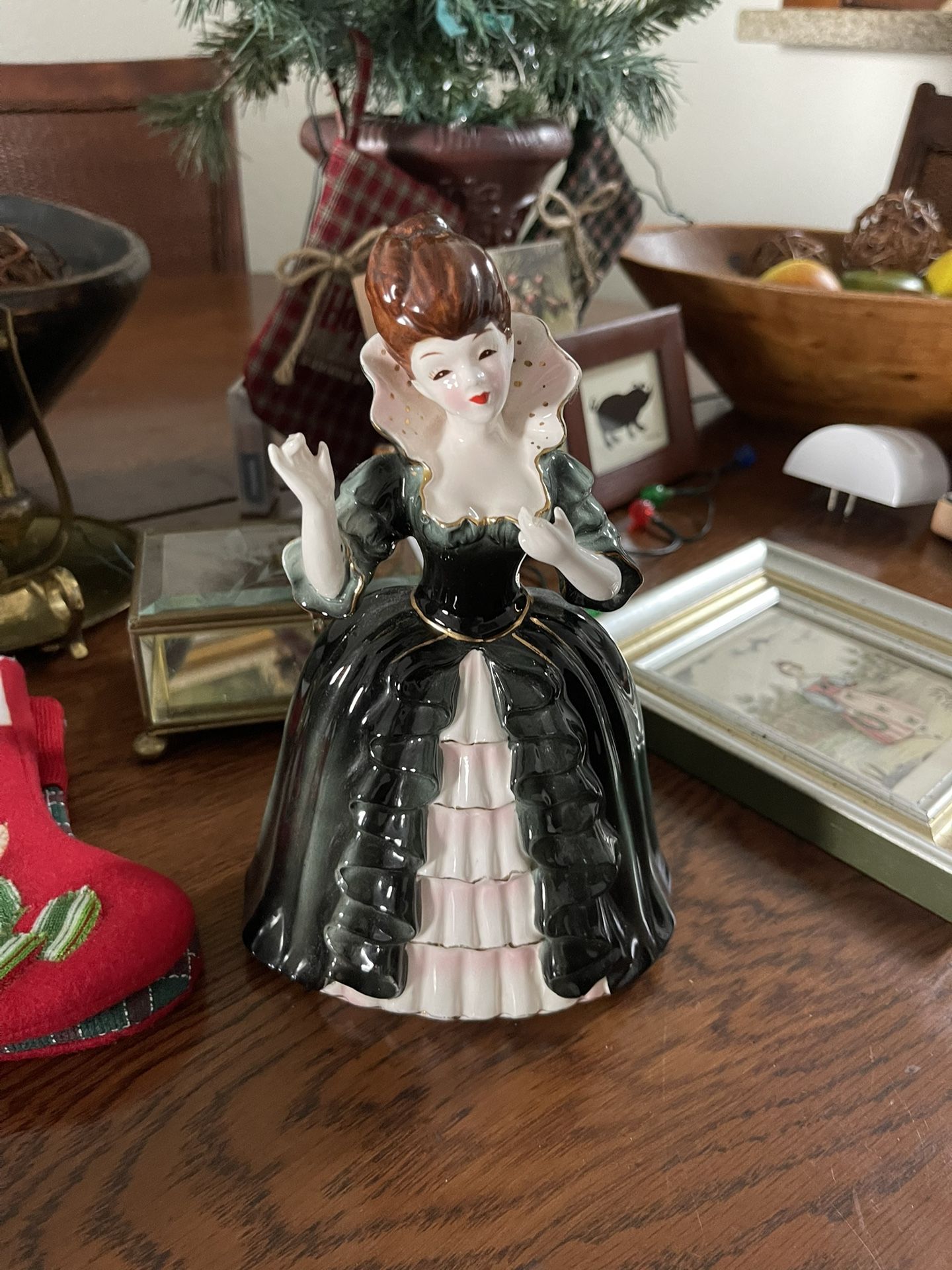 Vintage 1950’s Figurine Called “lady Juliet Napco 8-1/2 Tall Has 2 Chipped Fingers 