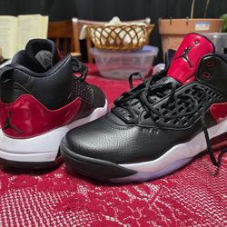 Jordan Maxin 200
Black Gym Red White