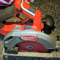 Milwaukee M18 Fuel Skilsaw & M18 Fuel Blower & M18 High Output 8.0ah. Batt