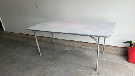 Folding tables