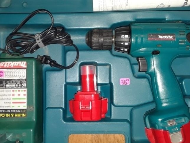 Like New Makita 12-volt Drill Kit With Batteries And Charger