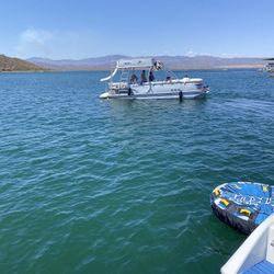 28 Ft Avalon fun ship