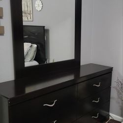 Dresser With Mirror