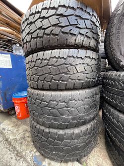Vendo un set de 4 llantas usadas Toyo LT 295/60R20 en perfectas condition las 4 installation y balance gratis