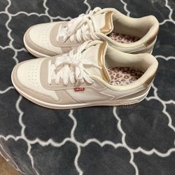 Woman’s Levis Sz 8.5 Sneaker Shoes