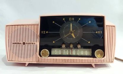 VINTAGE 1950'S CARNATION PINK GENERAL ELECTRIC ALARM CLOCK TUBE RADIO MODEL 913-D