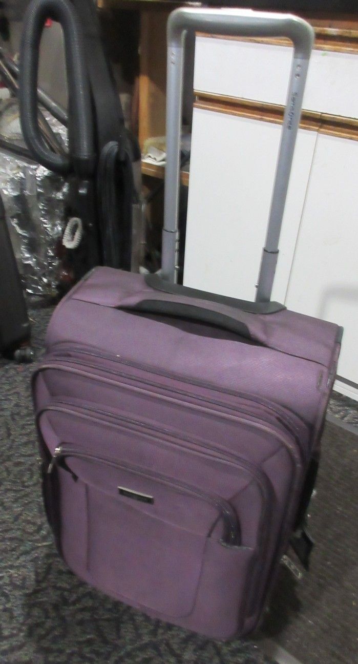 Samsonite Spinner 22in Carry On