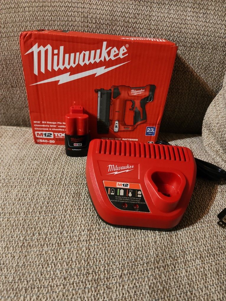Milwaukee
M12 12-Volt 23-Gauge Lithium-Ion Cordless Pin Nailer battery 1.5ah and Charger