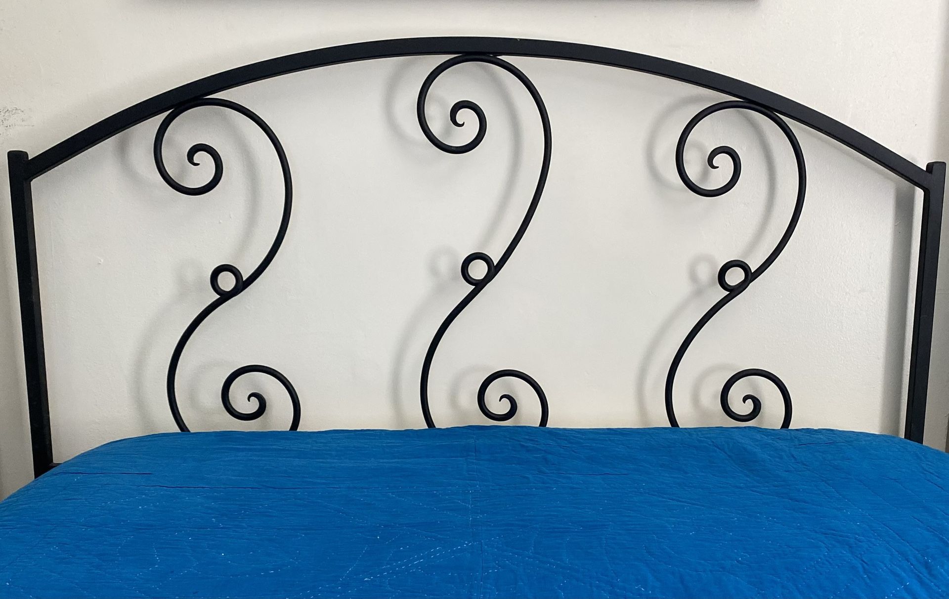 IRON HEAD/FOOT BED & FRAME. QUEEN Sized