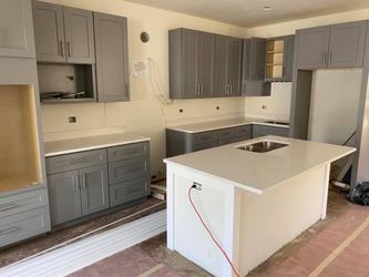 Kitchen Cabinets/Quartz 