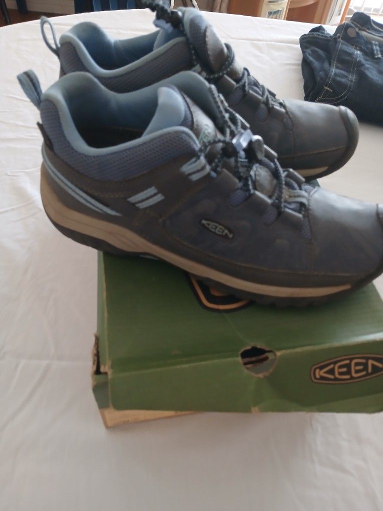 Keen Shoes Size 5