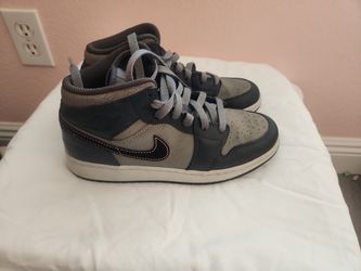 Big Kids Nike Jordan 1 Mid Shoes Size 6Y