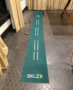 Golf putting green