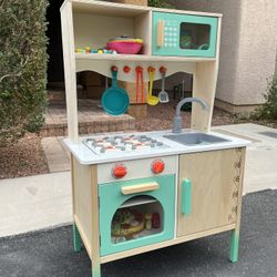 B Toy kitchenette Play Kitchen with Extras