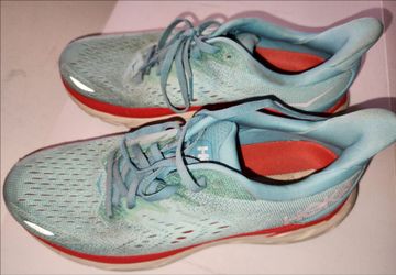 WOMEENS HOKA CLIFTON'S 8  SIZEE 9B