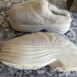 UGG fluff slippers 9.5 W