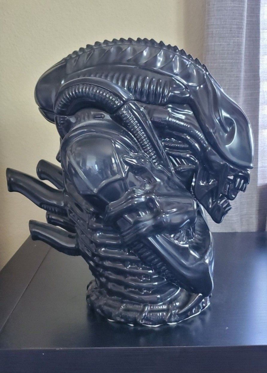 RARE Alien Vs. Predator Collector's Edition Cookie Jar