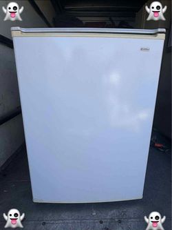 🦋🦋 mini fridge for sale 🦋🦋