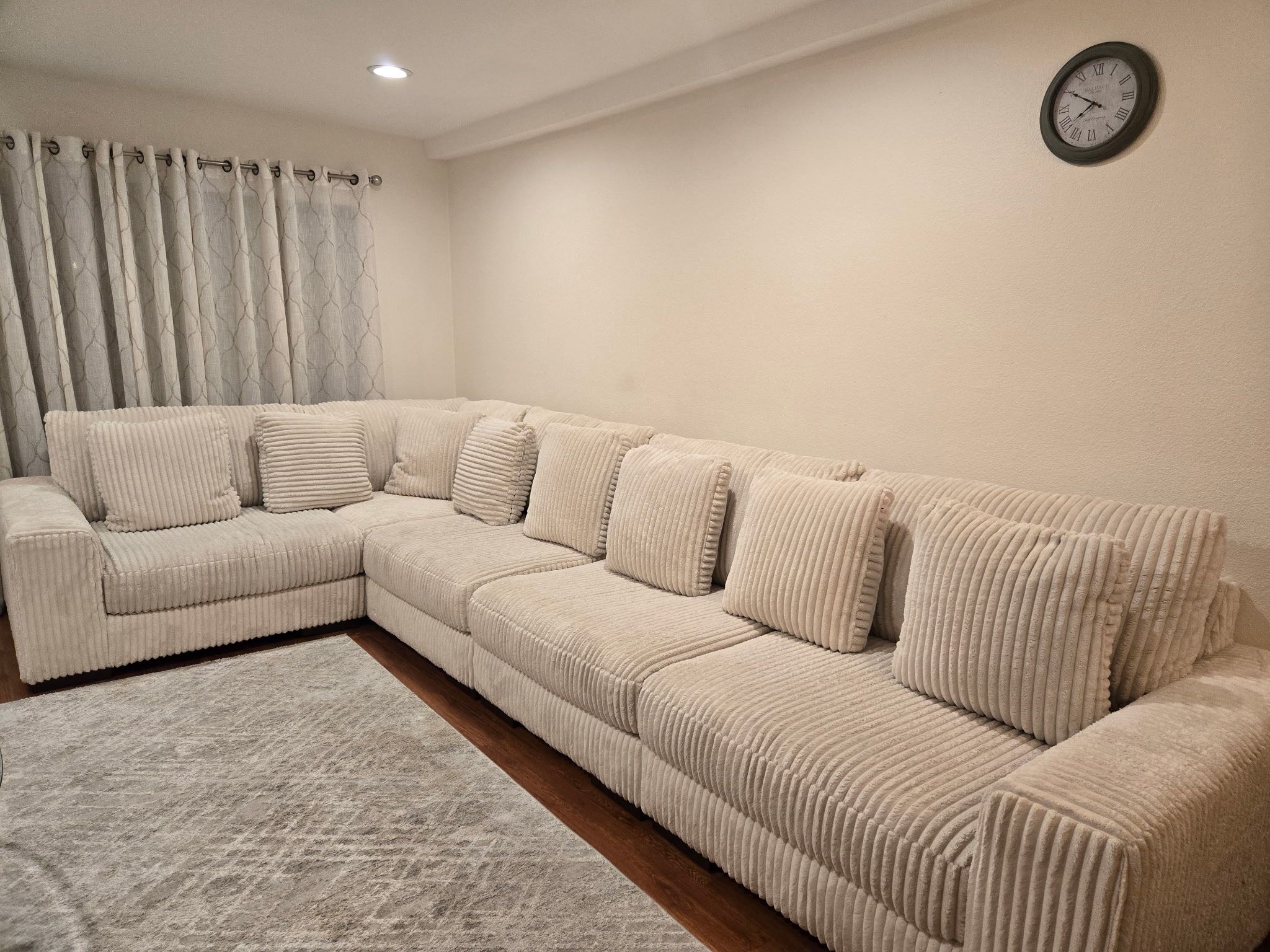 Brand New Sectional Sofá