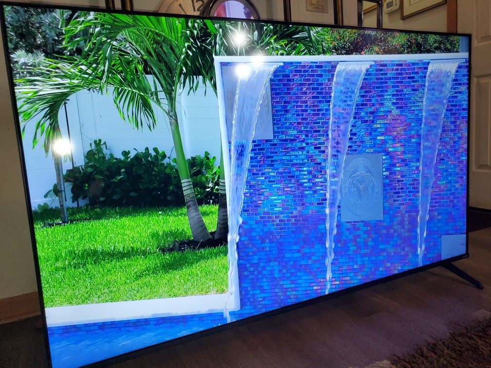 70" Vizio chromcast smart tv streaming apps 4k basically new less than 7 months old.  Great quality pic no scratch.  Still have the plastic protection