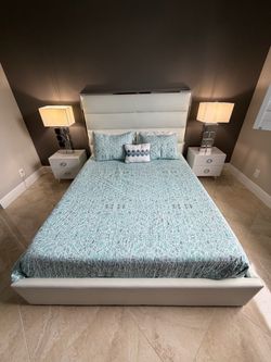 Queen Bed set tables included