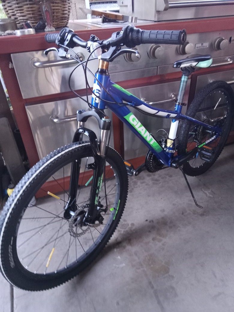 BIKE GIANT XTC JR TIRES SIZE 24 DISC BRAKES READY FOR RIDE