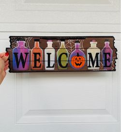 Halloween Welcome Hanging Wall Sign 🕷️🎃🔮✨ (18.5in x 6in)