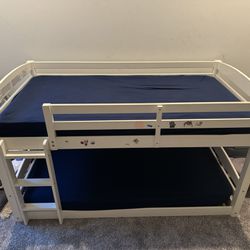 Bunk bed + 2 mattresses 