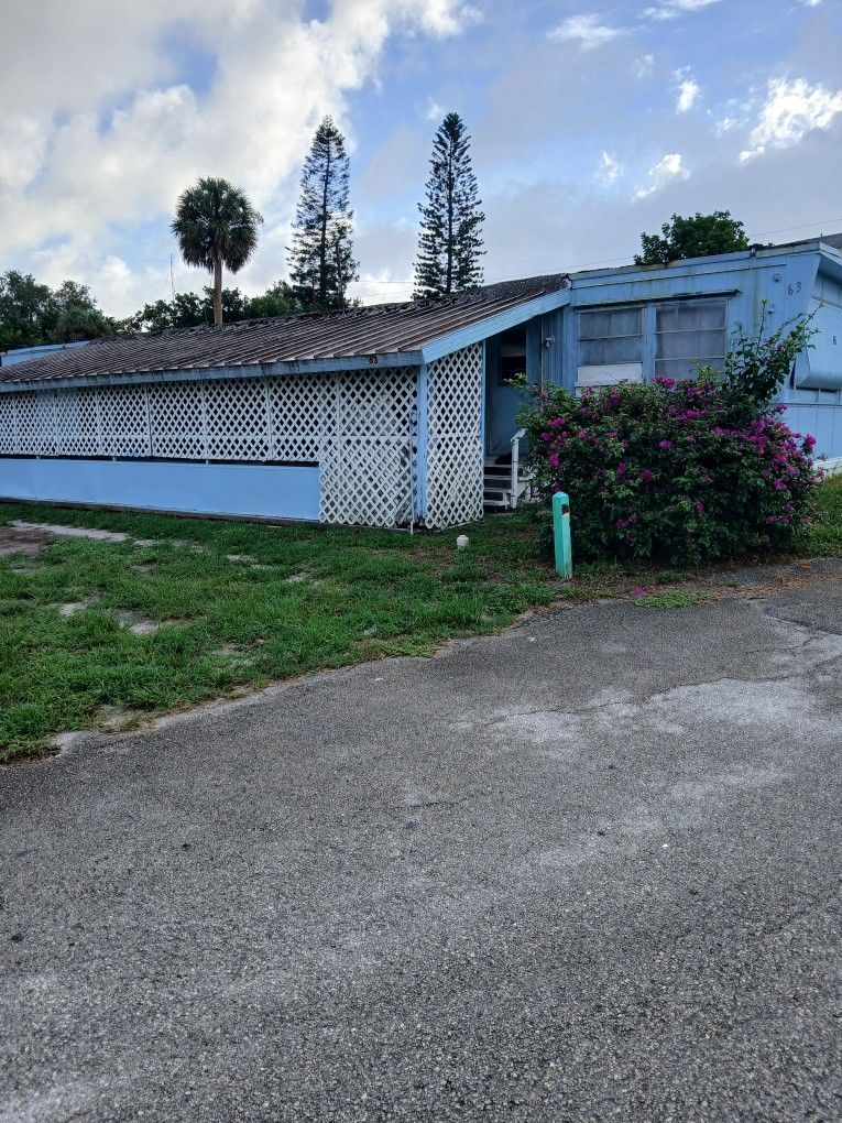 Mobile home for sale AS IS! FOR HANDYMAN OR DIYers ONLY!! SERIOUS INQUIRIES ONLY!!
2 bedroom 2 bathroom trailer for sale. Lot rent is $625 monthly. Th