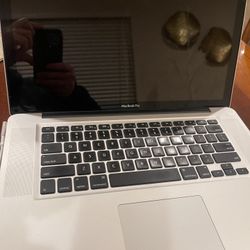 MacBook Pro 💻!  250Gb Hardrive, Comes With Power cord
